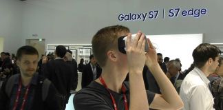 Gå in i virtuell värld med smartphone på huvudet