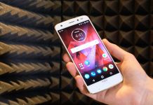 Vi repar ospräckbara Moto Z2 Force med en nagel