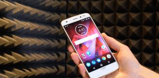 Vi repar ospräckbara Moto Z2 Force med en nagel