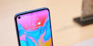 Huawei Honor View 20 byter flärp mot hål i skärmen
